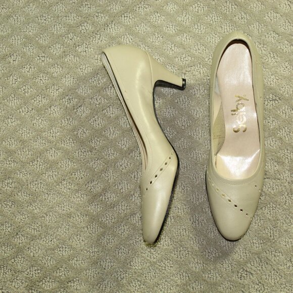Vintage 60s Bone Perforated Selby Size 8AA Leather Pumps 2.5" Heels Shoes - Picture 1 of 7